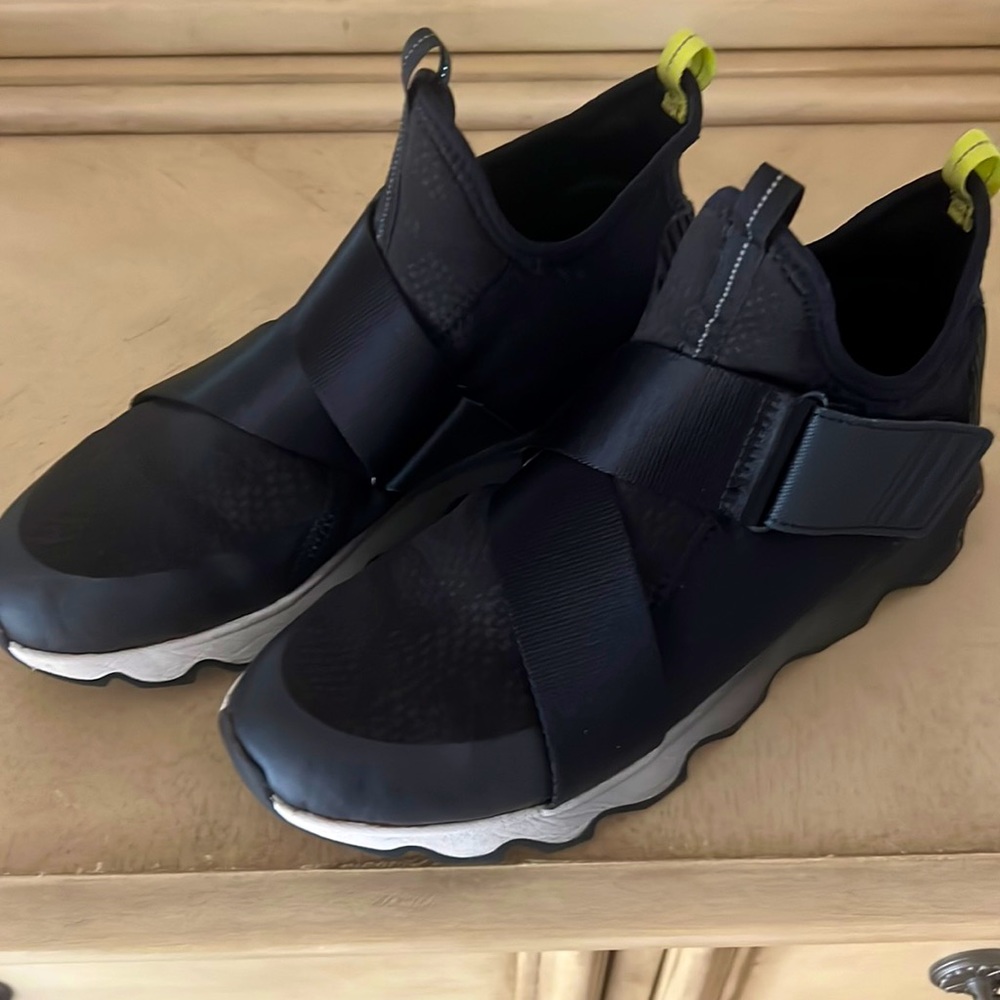 Sleek kinetic strap sneakers